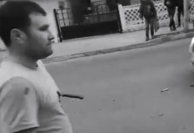 VIDEO șocant! Un bărbat a fost filmat în timp ce se plimbă, pe stradă, cu un cuţit în piept