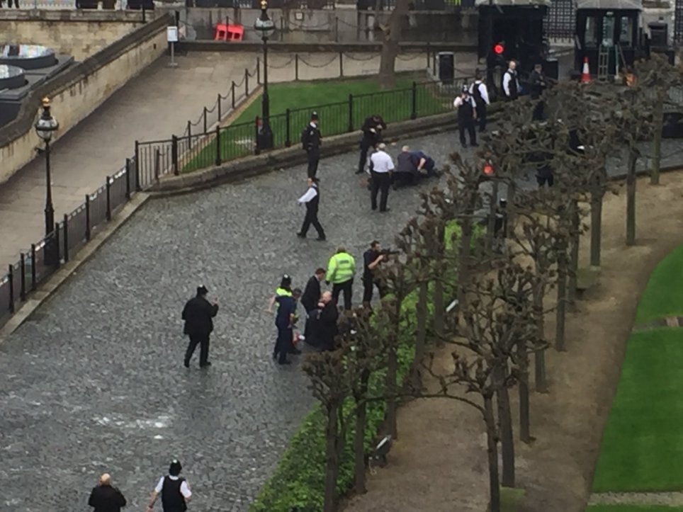 Schimb de focuri lângă Parlamentul Marii Britanii. Theresa May a fost evacuată din clădire. PRIMELE imagini de la fața locului