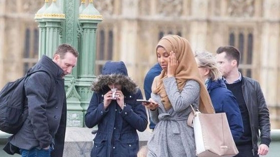 Imaginea care a aprins Internetul, după atentatul de la Londra. Ce se întâmplă când o tânără musulmană trece pe lângă unul dintre răniți