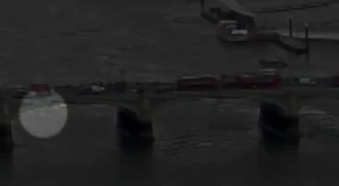 Imaginile care surprind momentul în care o româncă a fost aruncată în Tamisa în timpul atacului din Londra. Starea ei este critică - VIDEO