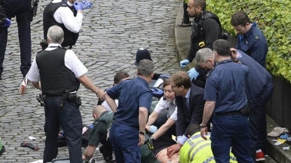 MAE: Românca aflată în stare gravă după atacul de la Londra - transferată în alt spital, pentru investigaţii