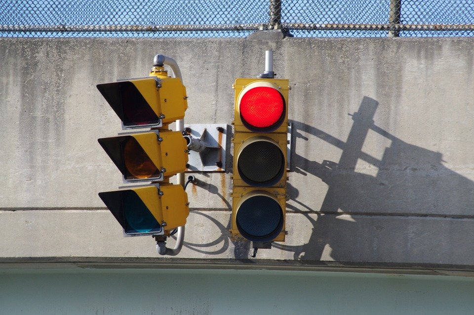 Mulți șoferi nu cunosc semnificația semaforului intermitent de dreapta