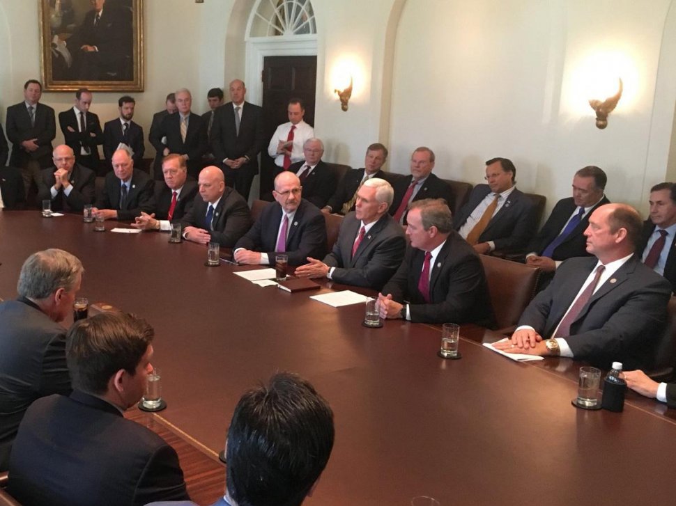 Imaginea care i-a contrariat pe toți. Donald Trump ia decizii privind femeile înconjurat doar de bărbați
