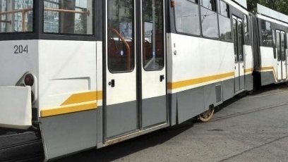 Caz neobișnuit în București: Tramvai, împins de călători - FOTO