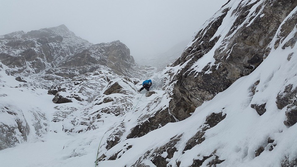 Alpinist din Ungaria, mort după ce a efectuat o căţărare în Cheile Vălişoarei