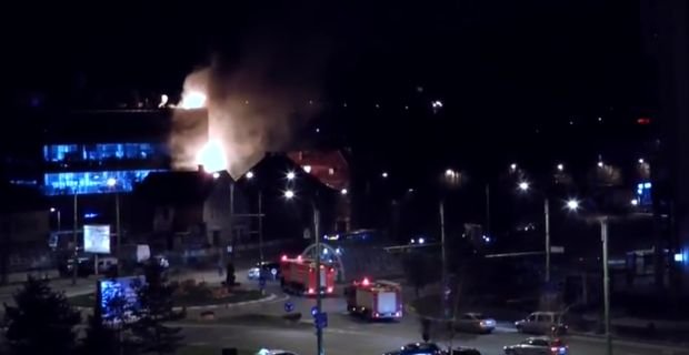 Incendiu uriaș în Brașov. O clădire a luat foc - VIDEO