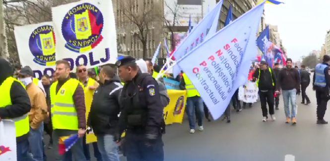 Mii de poliţişti au protestat în fața Guvernului, cerând salarii mai mari. Sindicaliștii, nemulţumiţi de rezultatul negocierilor de la Guvern 440698