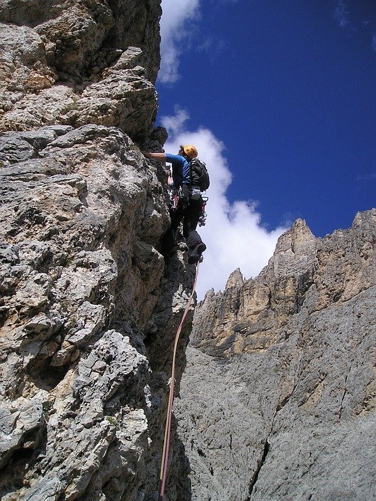 Cine este alpinistul mort la Cheile Vălişoarei, din Alba. Bărbatul a căzut de pe stânci, de la 40 de metri înălțime