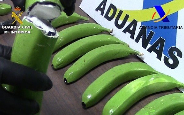 Banane din fibră de sticlă descoperite printre banane obișnuite. Secretul incredibil pe care îl ascundeau 