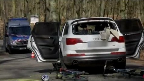 O mașină a intrat pe traseul unei curse de ciclism la Berlin. Patru oameni au fost răniți - VIDEO 