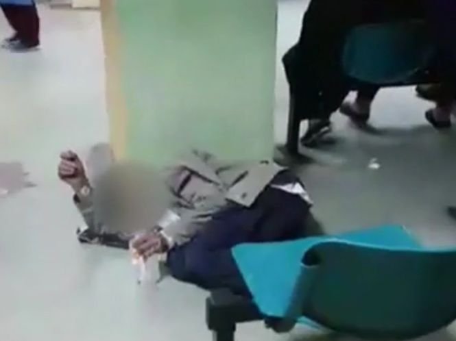 Imagini șocante pe holul de la Urgenţe, în Craiova. Un bătrân căzut pe podea e ignorat de medici şi asistente - VIDEO