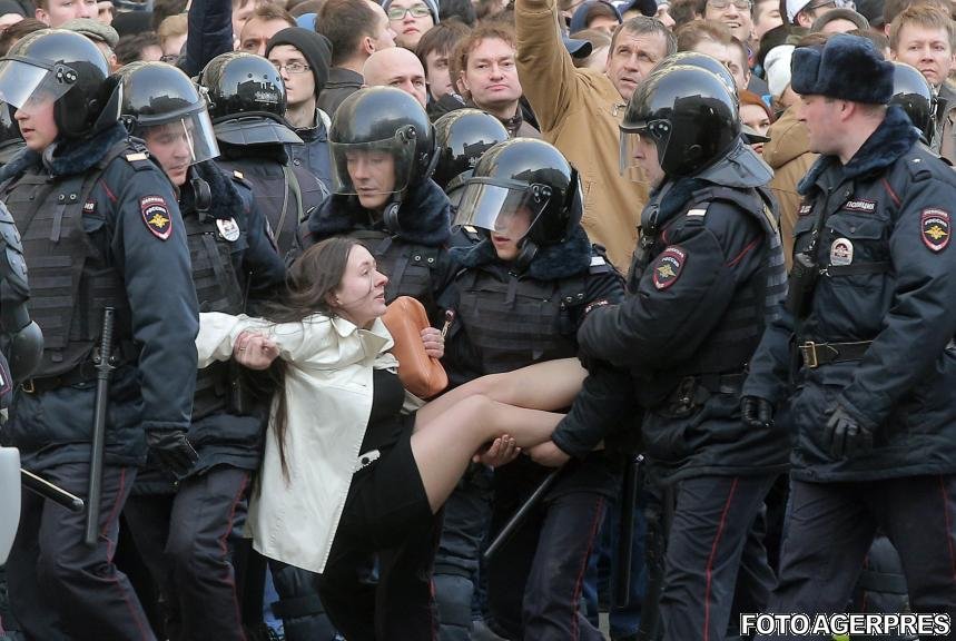 Povestea din spatele acestei imagini. Ce s-a întâmplat cu tânăra luată pe sus de forțele de ordine ruse