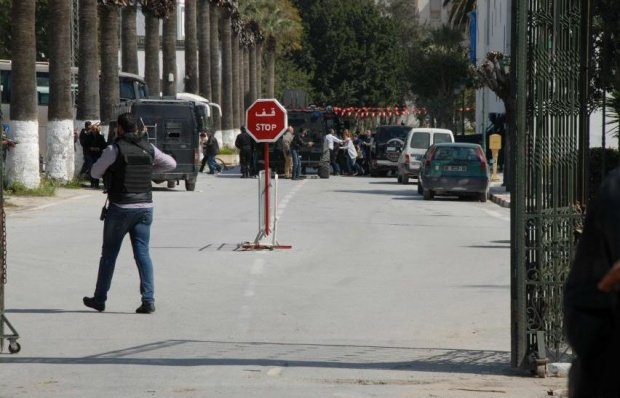 Un bărbat înarmat a încercat să pătrundă în Parlamentul tunisian 