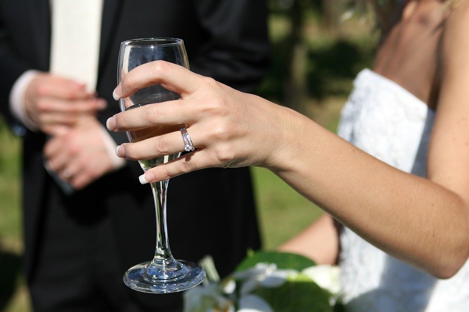 Tinerii care fac nuntă ar putea primi de la stat 15.000 de lei