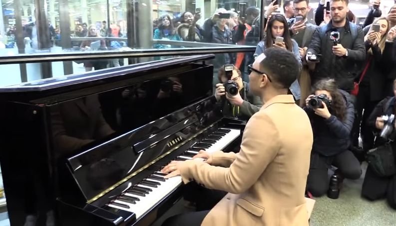 John Legend, recital-surpriză pentru călătorii care au tranzitat o gară din Londra - VIDEO
