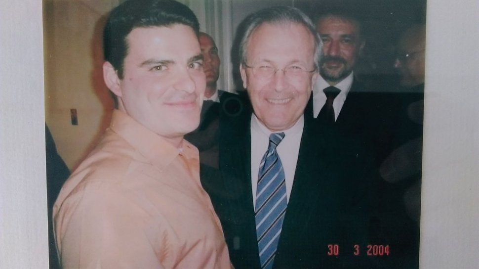 Radu Tudor, fotografie inedită. De ce apare alături de fostul șef al Pentagonului, Donald Rumsfeld - FOTO 