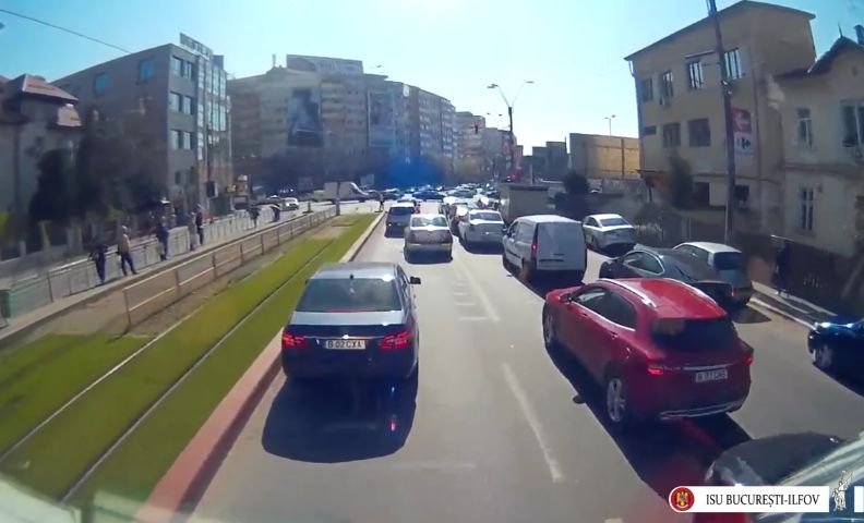 Ce se întâmplă cu o autospecială de pompieri pe străzile din București. Imagini care pot salva vieți!