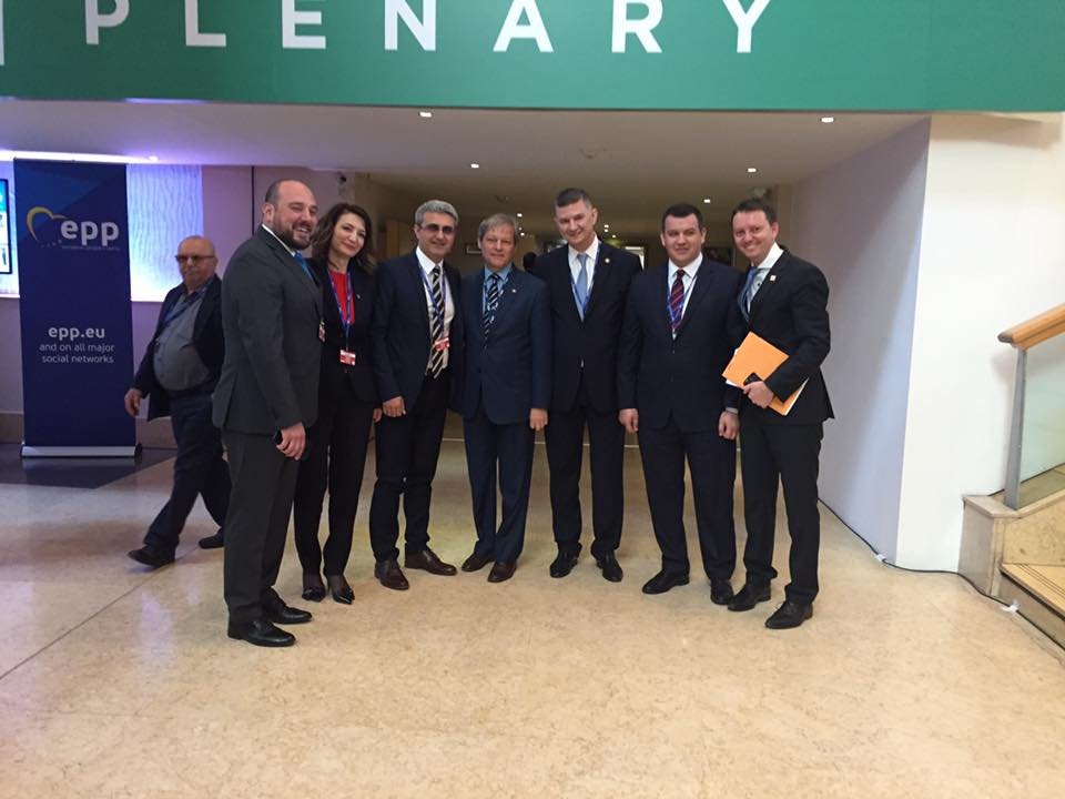 Dacian Cioloș, fotografiat alături de mai mulți parlamentari PMP. Ce spune despre o posibilă apropiere de partidul lui Traian Băsescu 