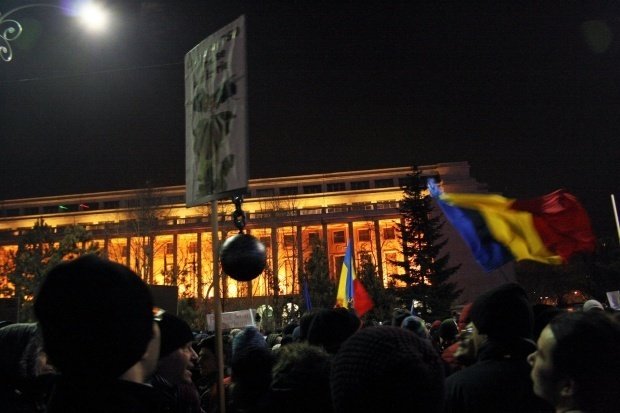 100 de minute: Degringoladă în coaliție, după raportul lui Toader. Sondajul bombă după protestele din România