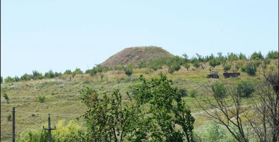 Mormânt antic misterios descoperit lângă Tulcea. Ce s-ar putea afla sub această colină 
