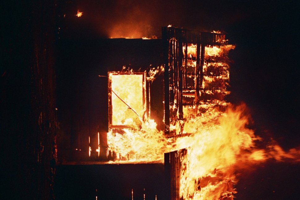 Incendiul de la depozitul de legume a fost stins după șapte ore. Bărbatul găsit mort era angajat al firmei