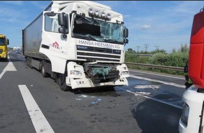 O autostradă din Germania, închisă parţial după ce un camion cu 15 tone de legume s-a răsturnat