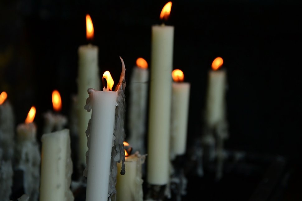 Ritualul păgân pe care îl fac românii la înmormântări fără să știe