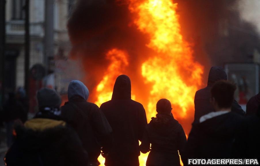 Mii de persoane au protestat la Paris. Ciocniri violente cu forțele de ordine