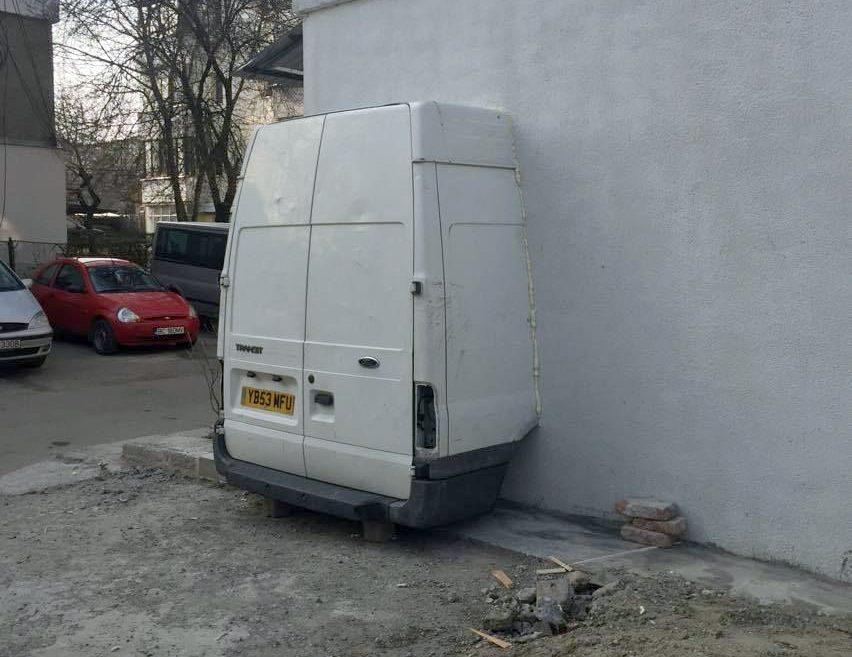 O dubă zidită într-un bloc din Bacău face senzație pe Internet 442417