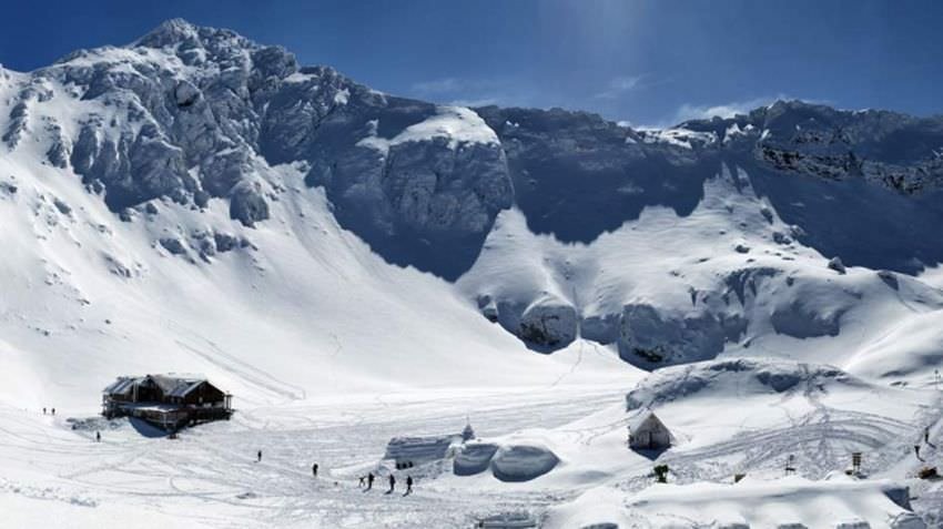 S-au anunțat ninsori la Bâlea Lac. Turiștii continuă să se cazeze la singurul hotel de gheaţă din România