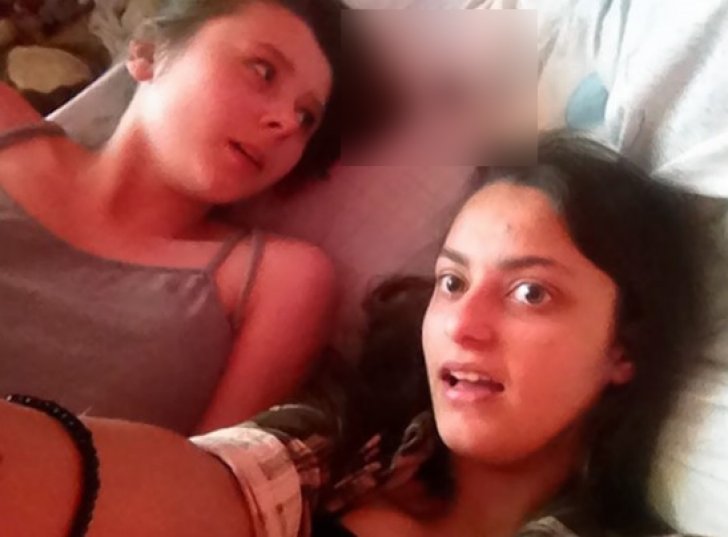 Și-au făcut un selfie în pat în timpul unei petreceri în pijamale. S-au speriat de moarte când au văzut fotografia. Era chiar între ele