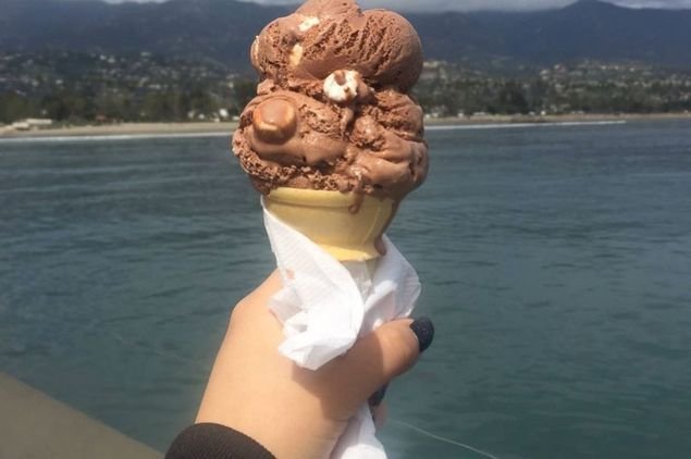 A făcut o poză cu înghețata pentru Instagram, dar ce s-a întâmplat apoi întrece orice imaginație! S-a întâmplat în timp ce se chinuia cu fotografia  
