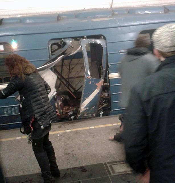 Atac terorist într-o staţie de metrou din Sankt-Petersburg. 11 persoane au murit şi alte 45 au fost rănite. Un atentator sinucigaş a fost responsabil pentru explozie
