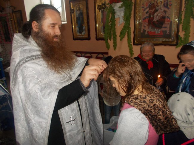El este preotul ortodox care a devenit celebru pentru un obicei nemaîntâlnit! Ce fac toți creștinii când vin la el la Biserică?