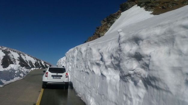 Imagini de senzaţie pe Transalpina în aprilie. A nins masiv, iar zăpada ajunge şi la patru metri înălţime