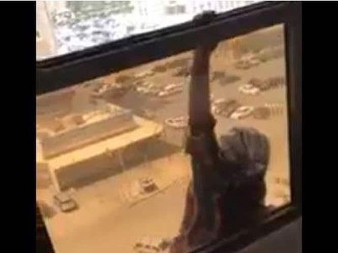 Spăla geamurile de la etajul șapte, când a alunecat și a strigat după ajutor. În loc să o ajute, patroana ei a luat telefonul și a început să o filmeze. Ce a pățit femeia după câteva clipe