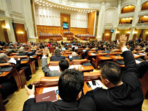 11 parlamentari au fost sancționați financiar pentru absențe nemotivate