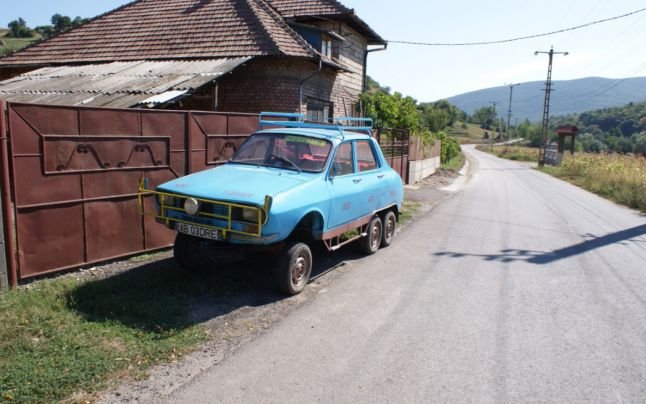 „Dacia cu şase roţi“, mașina-minune care ară, sapă și merge ca unsă pe drumurile accidentate