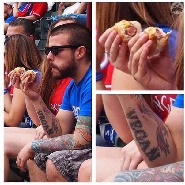 Mânca un hot dog cu mare poftă și cineva l-a surprins într-o poză instant! Ce avea tatuat pe braț băiatul în timp ce înfuleca