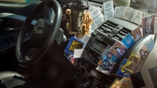 Șofer amendat cu 4.000 de lei pentru icoanele cu Arsenie Boca lipite pe bordul mașinii. Ce s-a întâmplat după ce a contestat amenda în instanță 
