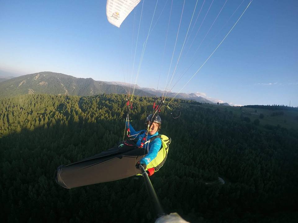 Un român, autorul unui record spectaculos în Nepal. Parapantistul Toma Coconea a străbătut peste o sută de kilometri în aer, la 6.000 de metri altitudine