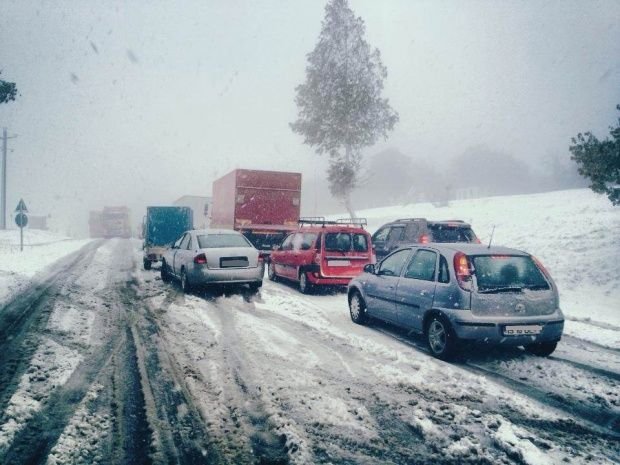 Trafic îngreunat din cauza zăpezii pe mai multe drumuri din țară. Un camion a rămas blocat în nămeți în Covasna
