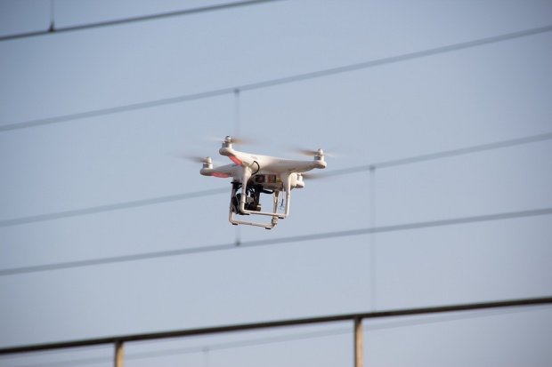 O dronă, doborâtă cu mătura deasupra unui penitenciar. Ce au găsit gardienii în aparat
