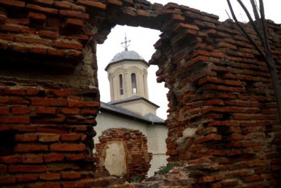 Minune înainte de Paşte la Mănăstirea Nicula: Chipul lui Iisus a apărut pe cupola unei biserici - FOTO