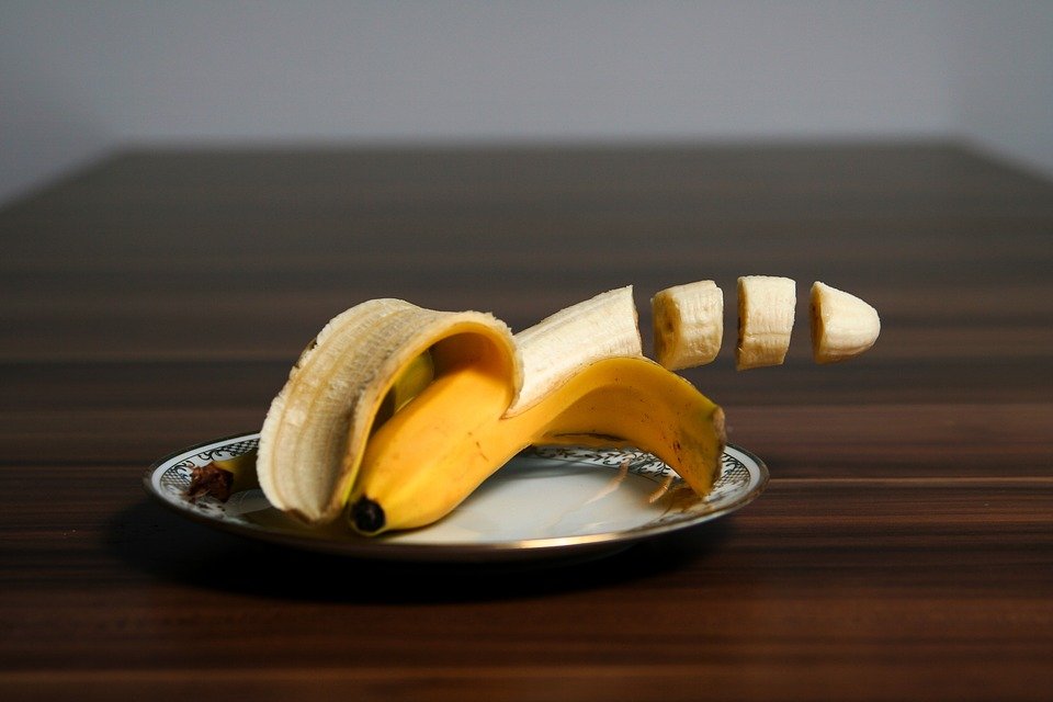 De ce nu e bine sub nicio formă să tai banana cu un cuțit 