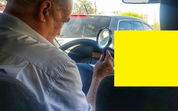 Imagine incredibilă surprinsă într-un taxi. În timp ce șofa, taximetristul a scos lupa și... FOTO 