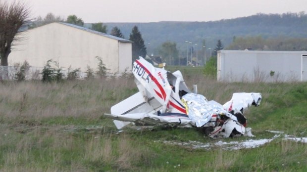 Un avion s-a prăbușit după ce a ratat aterizarea de două ori. La manșă era o tânără cu puține ore de zbor