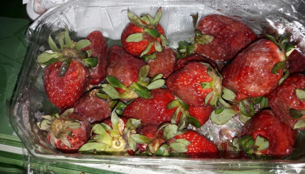 A mers la piata si a cumparat capsuni! Cand a ajuns acasa si a deschis caserola a ramas mut - Ce i-a spus sotiei care era langa 444053