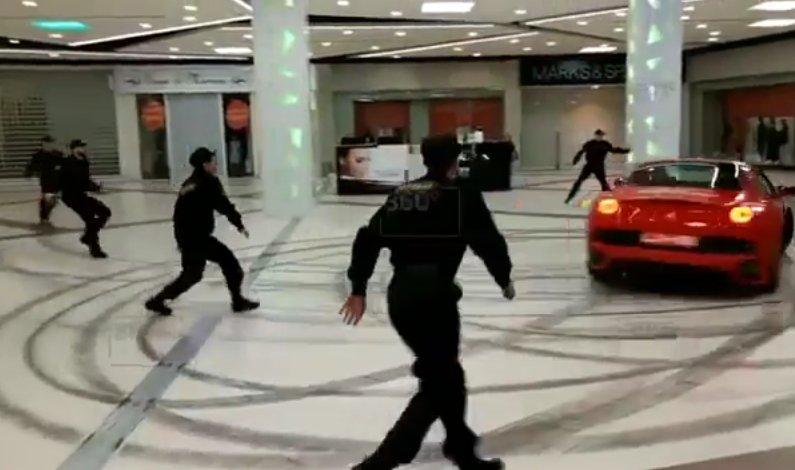 Imagini incredibile. A provocat panică într-un mall din Moscova după ce a gonit pe holuri în mare viteză - VIDEO