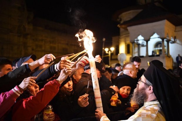 Sfânta Lumină de la Ierusalim sosește, sâmbătă, în România. Ce reprezintă acest lucru pentru credincioși